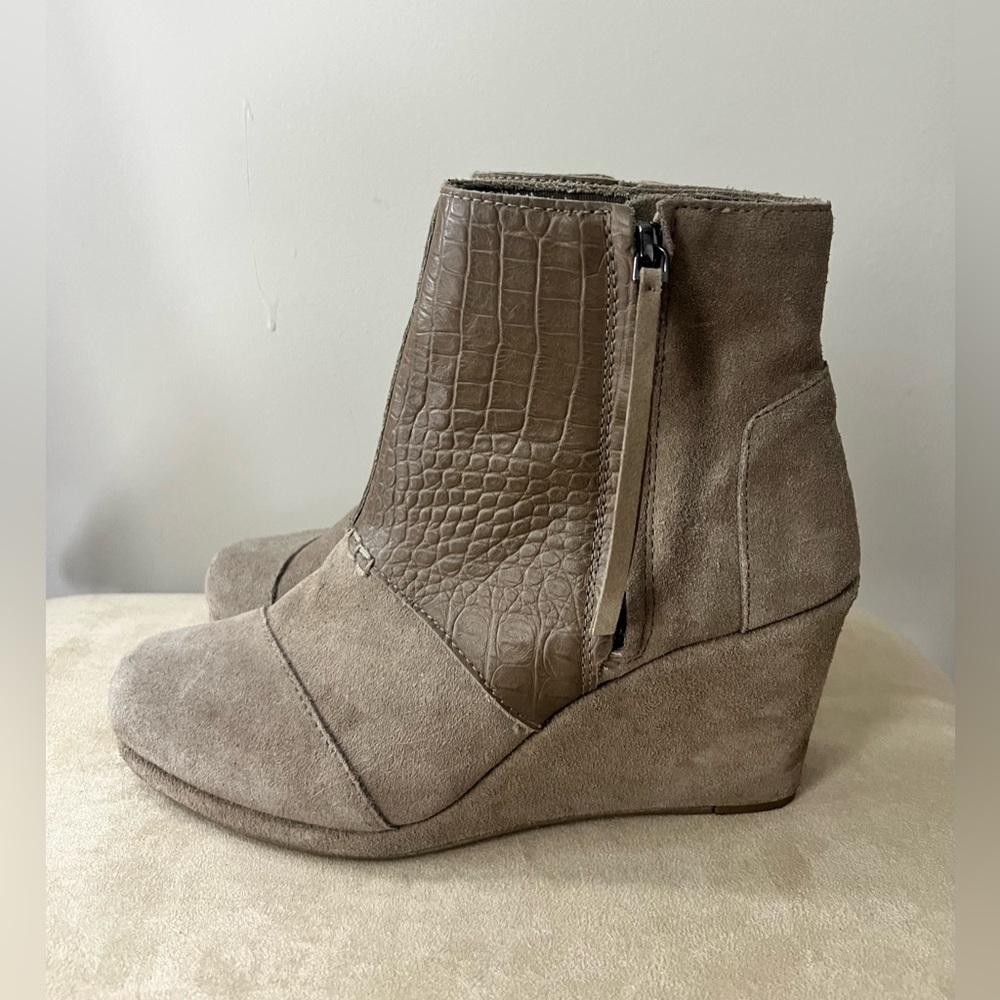 TOMS Tan Desert Wedge Suede Booties - Size 8.5! 👢